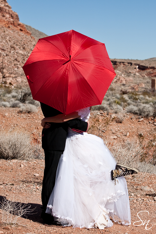 wedding couple red umbrella